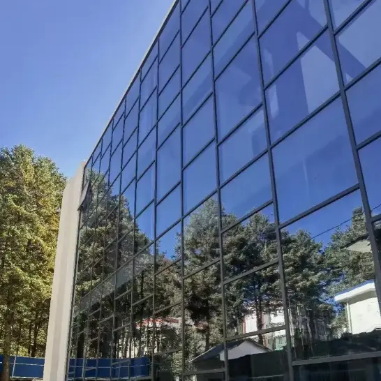 Κουρτινότοιχοι με κορνίζα