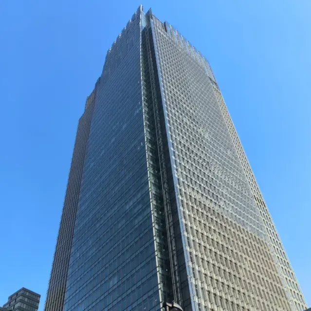 Γυάλινοι τοίχοι κουρτινών με υποστηρίγματα